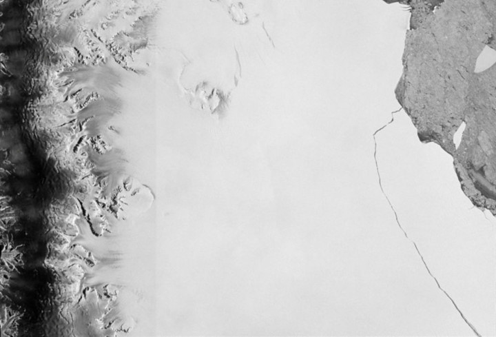 Một phần băng lớn tách khỏi tảng băng Larsen C ở Nam Cực nhìn từ vệ tinh do Cơ quan Vũ trụ châu Âu cung cấp. Ảnh: Reuters