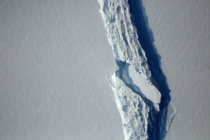 Hình ảnh từ trên không một phần của tảng băng Larsen C do Digital Mapping System chụp lại. Ảnh: Reuters