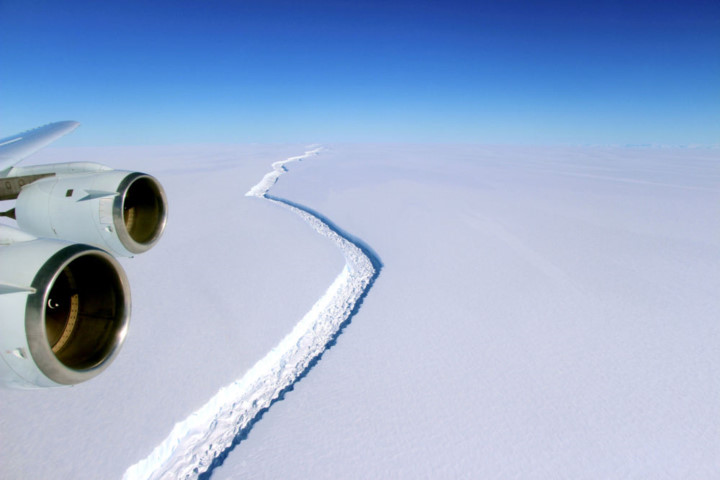 Vết nứt trên tảng băng trôi Larsen C ngày càng dài và sâu rõ rệt do hiện tượng băng tan. Ảnh: Reuters