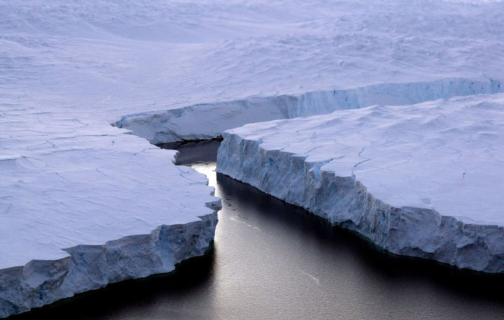 Một tảng băng khổng lồ (phải) tách khỏi Bờ biển Knox ở Nam Cực thuộc vùng lãnh thổ của Australia ở Nam Cực. Ảnh: AFP