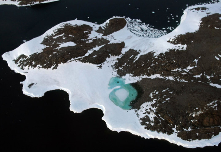Một hồ nước (màu xanh) hình thành do băng tan gần Mũi Folger ở Bờ biển Budd thuộc vùng lãnh thổ của Australia ở Nam Cực. Ảnh: AFP