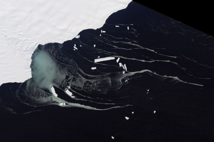 Tảng băng trôi Amery ở khu vực rìa phía Tây Bắc Vịnh Mackenzie. Ảnh: NASA