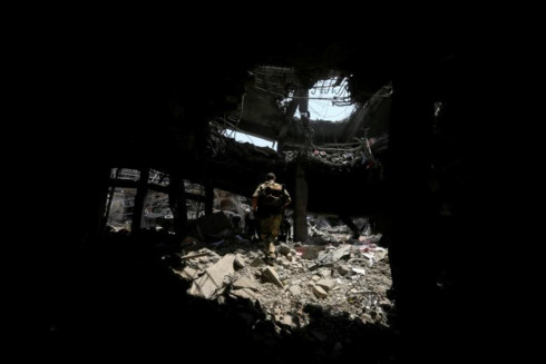 Thành viên của Đội phản ứng nhanh Iraq tuần tra bên trong một ngôi nhà bị phá hủy ở Mosul.