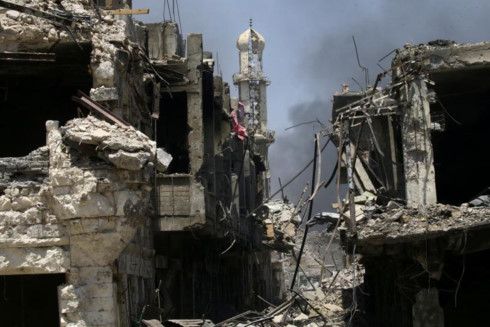 Những tòa nhà bị phá hủy, trơ khung sắt, thép ở khu vực Thành Cổ Mosul, Iraq.