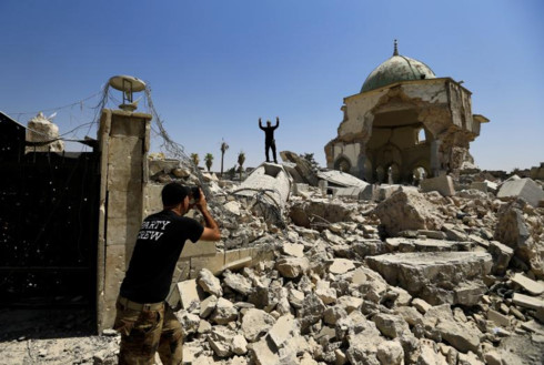 Các thành viên của lực lượng chống khủng bố Iraq chụp ảnh lưu lại kỷ niệm với những gì còn lại của Đền Grand al-Nuri.