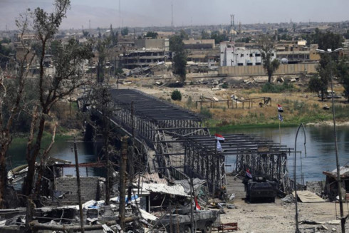 Một cây cầu bị hư hỏng nghiêm trọng ở khu vực Thành Cổ Mosul.