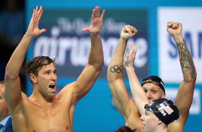 Các VĐV Mỹ ăn mừng sau khi lập lỷ lục thế giới mới ở đợt bơi chung kết 4x100m. Ảnh: REUTERS