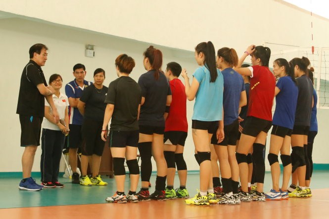 Ông Hidehiro Irisawa (bìa trái) sẽ trở lại để dẫn dắt tuyển bóng chuyền nữ VN ở SEA Games 29. Ảnh: HƯNG HÀ