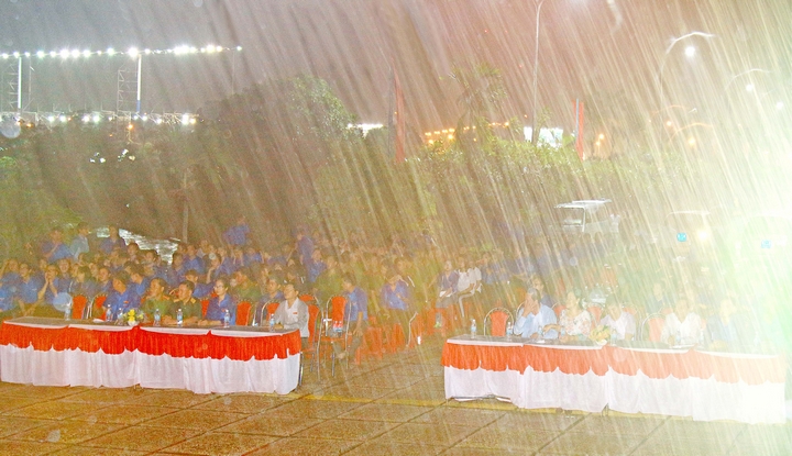 Chương trình lễ diễn ra dưới cơn mưa tầm tả, nhưng các đại biểu, đoàn viên thanh niên vẫn đội mưa tham dự trong niềm xúc cảm.  