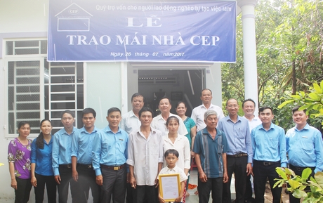 Đại diện chính quyền địa phương và quỹ CEP tại lễ bàn giao nhà cho gia đình chị Phạm Thu Nguyệt.