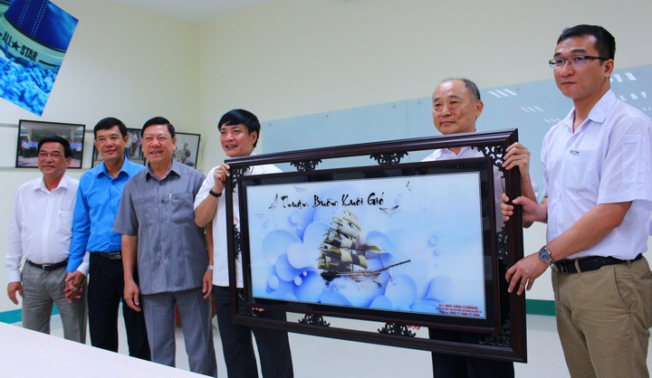 Đoàn cũng tặng bức tranh kỷ niệm cho công ty với dòng chữ Thuận buồm xuôi gió.