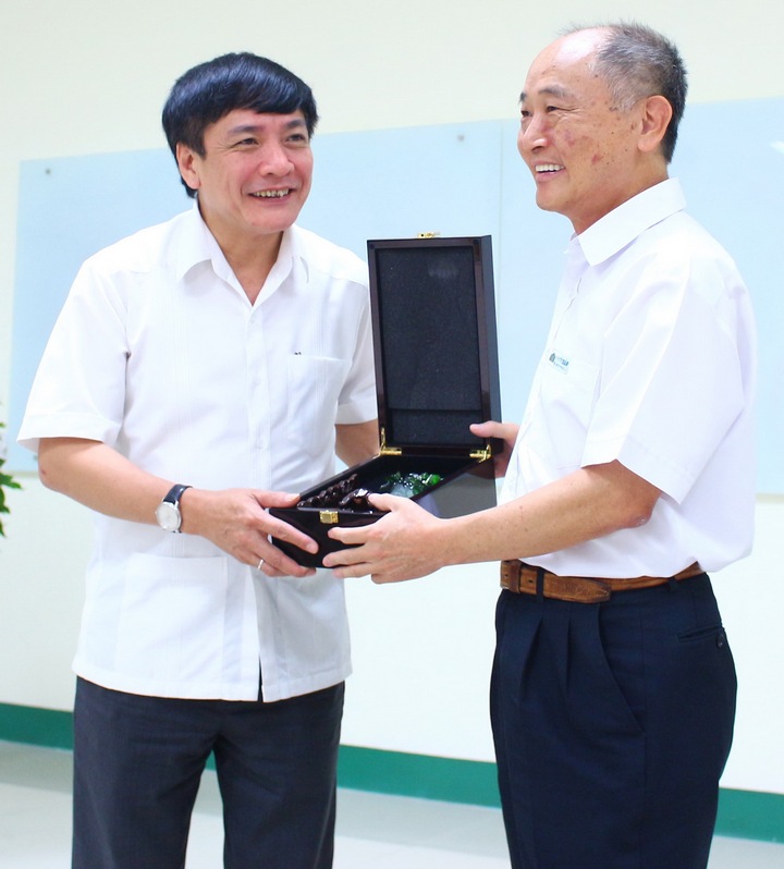 Tổng Giám đốc Công ty TNHH Tỷ Xuân- Trần Triều Kang cũng tặng quà bày tỏ sự vui mừng, phấn khởi khi được đoàn đến thăm