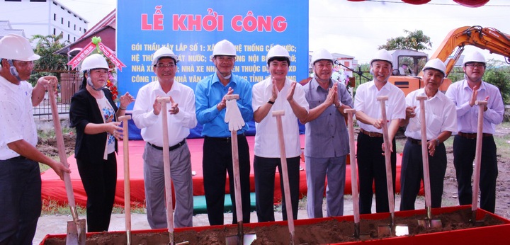 Cùng với các đồng chí lãnh đạo tỉnh Vĩnh Long dự lễ khởi công gói thầu xây lắp số 1 của công trình. 