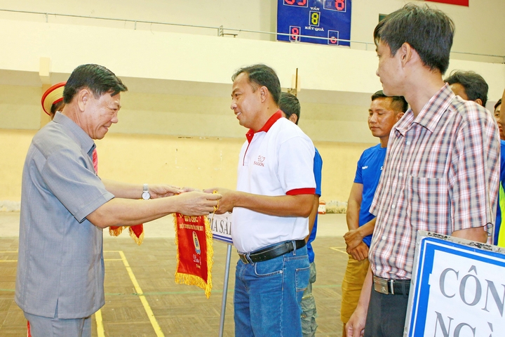  Đồng chí Trần Văn Rón- Ủy viên BCH Trung ương Đảng, Bí thư Tỉnh ủy đến dự và tặng cờ lưu niệm cho các đoàn VĐV.