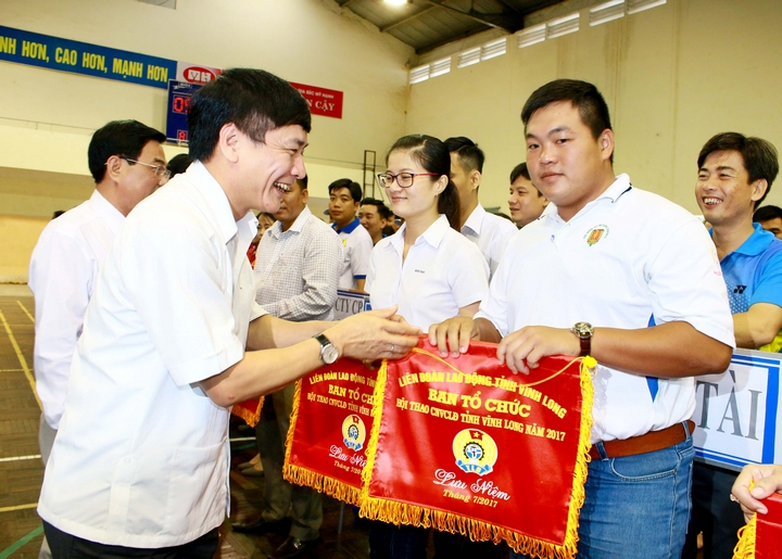 Đồng chí Bùi Văn Cường- Ủy viên BCH Trung ương Đảng, Chủ tịch Tổng Liên đoàn Lao động Việt Nam tặng cờ lưu niệm cho các đoàn VĐV.