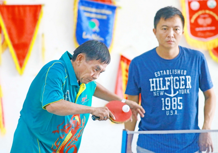 Cặp VĐV Văn Hùng (trái)- Vinh Hiển (CĐ Viên chức) trong trận thắng 3-1 trước Việt- Hoàng (CĐ Y tế).