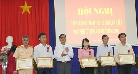 Ông Lê Quang Trung trao bằng khen của UBND tỉnh cho các đơn vị có thành tích xuất sắc trong thực hiện nghĩa vụ thuế.
