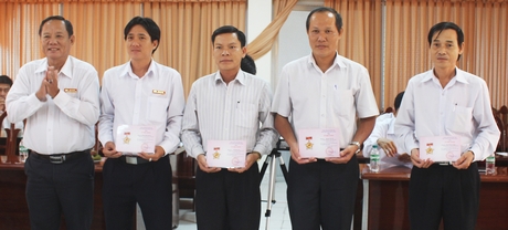 Đồng chí Nguyễn Bách Khoa trao kỷ niệm chương “Vì sự nghiệp tuyên giáo” của Ban Tuyên giáo Trung ương cho các cán bộ tuyên giáo. 
