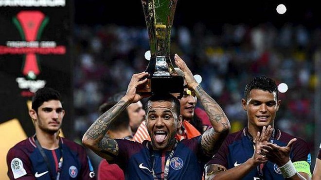 Alves nâng cao danh hiệu đầu tiên của PSG. (Nguồn: Ouest-France)