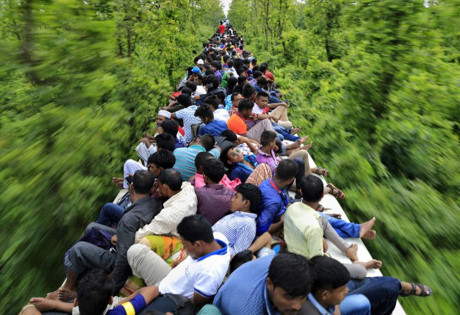 Về nhà. (Nguồn: NatGeo) Những người dân Bangladesh chen chúc trên nóc một con tàu để trở về nhà ăn mừng kỳ nghỉ Eid-al-Fitr, một kỳ nghỉ Hồi giáo đánh dấu sự kết thúc của lễ Ramadan.