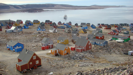 Làng Ittoqqortorrmiit,Greenland: Ngôi làng nhỏ ở bờ biển phía đông của Greenland không chỉ có tên khó phát âm, mà còn là một trong những nơi xa nhất có người sinh sống. Chỉ có 452 người sống ở Ittoqqortorrmiit. Làng được bao quanh bởi biển, nhưng không thể tiếp cận bằng thuyền trong suốt 9 tháng, vì nhiệt độ xuống thấp đến mức nước biển đóng băng. Cách làng 40 km có một sân bay nhỏ của địa phương nhưng không có khách nên chẳng mấy khi hoạt động. Ảnh: Neo Bux.