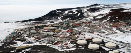 Trạm nghiên cứu McMurdo nằm ở mũi phía bắc của Nam Cực, một trong những vị trí khó tiếp cận nhất trên hành tinh. Có khoảng 1.200 nhà nghiên cứu làm việc tại trạm McMurdo, chủ yếu trong những tháng mùa hè. Trước đây, phải mất vài tháng để đến được cơ sở nghiên cứu bằng cách đi tàu. Hiện nay việc đi lại đã bớt khó khăn hơn khi có thêm ba chiếc máy bay. Ảnh: Polartrec.