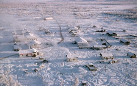 Oymyakon, Siberia: Làng Oymyakon được cho là nơi lạnh nhất trên Trái đất có người sinh sống. Nhiệt độ thấp nhất từng được ghi nhận ở đây là -71 độ. Cả làng chỉ có 521 người sinh sống. Thức ăn chủ yếu của người dân là thịt vì nhiệt độ lạnh, mặt đất quanh năm đóng băng khiến cây trồng không thể phát triển. Ảnh: Rough Guides.