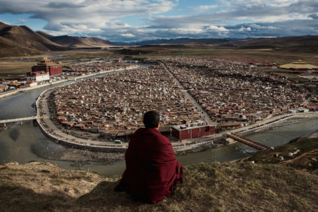 Cao nguyên Tây Tạng được mệnh danh là “Mái nhà của Thế giới”, được các ngọn núi bao quanh, với dãy Himalayas ở phía nam, Côn Lôn về phía bắc và dãy Kỳ Liên Sơn ở phía đông. Đây cũng là một trong những nơi xa xôi nhất để sống trên Trái đất. Ảnh: New York Times.