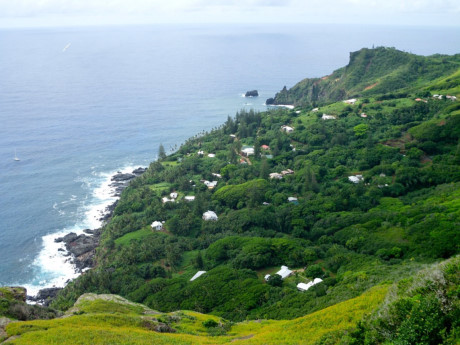 Quần đảo Pitcairn, Anh: Quần đảo Pitcairn nằm ở phía Nam Thái Bình Dương, thuộc phần lãnh thổ hải ngoại của Vương quốc Anh. Đảo có khoảng 50 người sinh sống. Nơi gần nhất quần đảo này là Tahiti và Gambier, nhưng cũng cách nhau hàng nghìn km. Hòn đảo không có sân bay và chỉ có thể được tiếp cận bằng tàu thuyền, mất khoảng 10 ngày nếu xuất phát từ đất liền của New Zealand. Ảnh: Cntraveler.