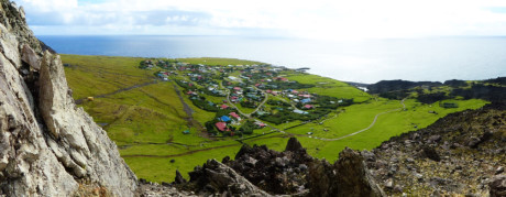 Nhóm đảo Tristan Da Cunha: Nhóm đảo Tristan Da Cunha nằm ở phía nam Đại Tây Dương, cách Nam Phi 2816 km, cách Nam Mỹ 3.360 km. Gần 300 cư dân trên đảo chủ yếu là nông dân và thợ thủ công. Địa hình nhiều núi đá khiến không thể xây dựng sân bay trên đảo. Mỗi năm chỉ có 9 lần những con tàu đánh cá từ Nam Phi ghé vào đảo. Tuy vậy ở đây cũng có đài truyền hình và có thể kết nối internet qua vệ tinh. Ảnh: The Lab and Field.