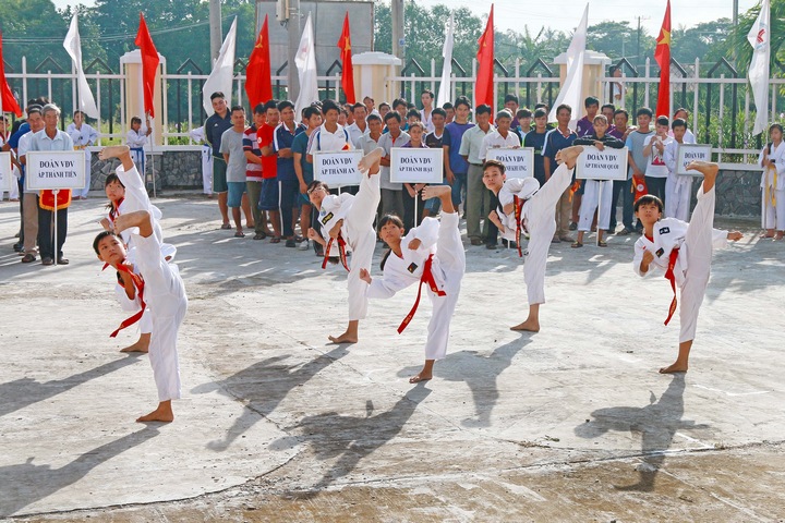 Các võ sinh taekwondo của xã biểu diễn tại đại hội TDTT xã Thành Đông. 