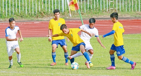 Tiền vệ Hoài Phong (7, Vĩnh Long- áo vàng) trước các cầu thủ đội An Giang.