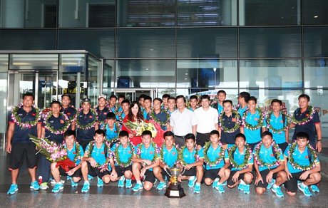 Các cầu thủ U 15 VN đoạt HCV Giải vô địch U15 Đông Nam Á. Ảnh: NAM KHÁNH