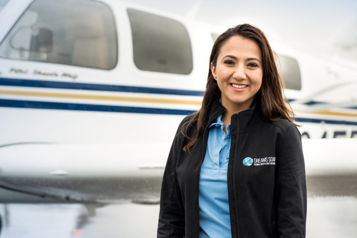 Shaesta Waiz, là người phụ nữ Afghanistan đầu tiên lái máy bay dân sự, đã bắt đầu chuyến hành trình dự kiến kéo dài 3 tháng trên chiếc máy bay Beechcraft Bonanza A36 của mình, với hy vọng trở thành người phụ nữ trẻ nhất trong lịch sử một mình bay vòng quanh thế giới. Ảnh: Pinterest.