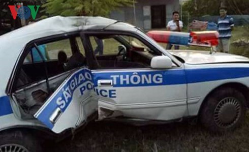 Xe cảnh sát giao thông bị tai nạn (Ảnh QTV.VN).