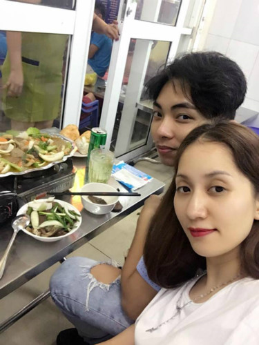 Vợ chồng Khánh Thi - Phan Hiển bận rộn ăn uống cả ngày. Mẹ Kubi viết: 