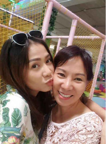 Thu Minh đăng ảnh chụp chung với chị gái hơn 8 tuổi: Fan trầm trồ vì chị gái của nữ ca sĩ có nhan sắc giống hệt Thu Minh. Nữ ca sĩ viết: 