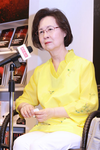 Nữ sĩ Quỳnh Dao khóc nói về người chồng đau ốm: Trong buổi ra mắt sách mới, Quỳnh Dao chia sẻ chồng bà đã trong tình trạng không còn ý thức. 