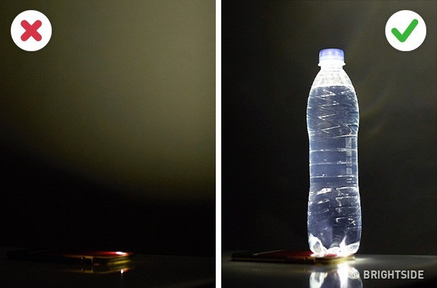 Dùng chai nước kết hợp đèn pin để chiếu sáng rộng hơn