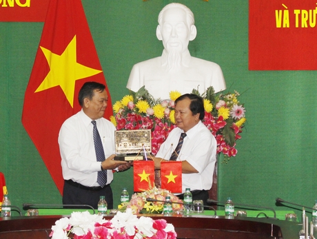 Lãnh đạo tỉnh Vĩnh Long tặng quà lưu niệm cho đại diện Trường ĐH Kinh tế TP Hồ Chí Minh.