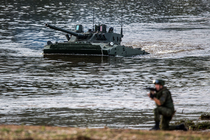 Pháo tự hành chống tăng SAU 2S25 Sprut-SD lội qua sông.