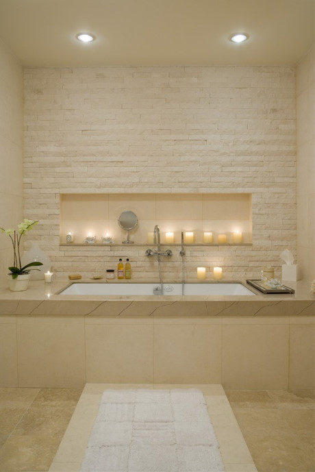 Kệ trên bồn tắm là một cách lý tưởng để tối đa hóa không gian phòng tắm, là nơi lưu giữ đồ vệ sinh cá nhân.