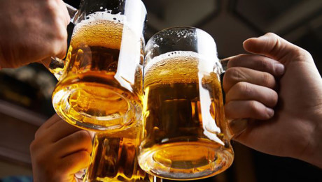 Uống rượu: Theo nhiều nghiên cứu, uống nhiều rượu bia có thể làm giảm số lượng tinh trùng, nhưng tác hại chính của rượu bia là làm tổn thương tới sự chế tiết testosterol, do rượu làm tăng quá trình phân hủy hormone này và biến đổi ngược lại thành estrogen và làm giảm ham muốn tình dục sau này. Điều đó cũng làm giảm đáng kể khả năng vận động của tinh binh cũng như số lượng tinh binh, dẫn đến vô sinh.