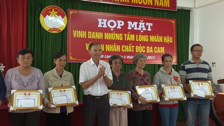 Ông Phan Thanh Rạng, Chủ tịch Hội Nạn nhân CĐDC tỉnh tặng giấy khen cho các tập thể, cá nhân có nhiều công lao chăm sóc, nuôi dưỡng nạn nhân CĐDC. 