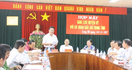 Đồng chí Hồ Văn Minh- Bí thư Huyện ủy Long Hồ thông tin tình hình kinh tế- xã hội địa phương với các cơ quan báo chí tỉnh.
