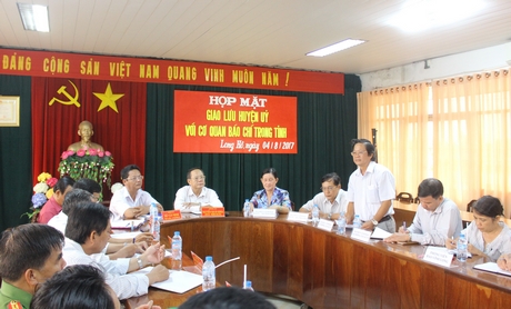 Ông Nguyễn Hữu Khánh- Phó Tổng biên tập Báo Vĩnh Long- phát biểu tại buổi giao lưu.