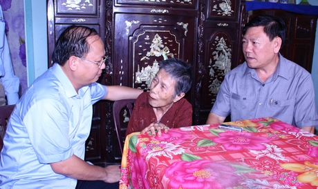Thăm Mẹ Việt Nam anh hùng Nguyễn Thị Phụng ở xã Tân An Hội  
