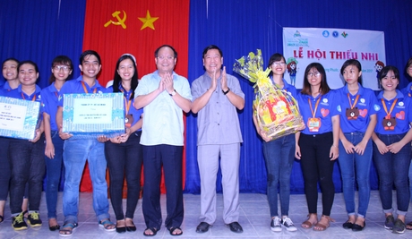 Các đồng chí lãnh đạo thăm hỏi các sinh viên Trường ĐH Luật TP Hồ Chí Minh
