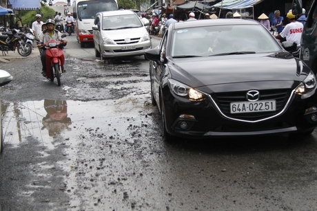 Tại điểm giao nhau giữa Đường tỉnh 909 và QL53 thường đọng nước mỗi khi mưa, trong khi có nhiều “ổ gà” tiềm ẩn nguy cơ tai nạn giao thông.