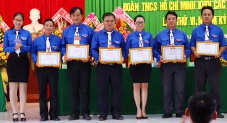 Phó Bí thư Tỉnh Đoàn- Phan Hồng Hạnh trao giấy khen Tỉnh Đoàn cho các cá nhân tiêu biểu nhiệm kỳ qua